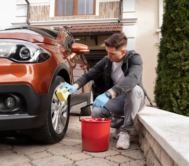 Lavage auto à domicile Mouillac : professionnel intervenant sur un véhicule